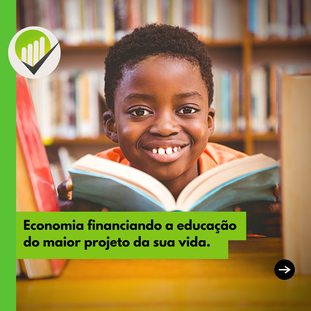 Card 6 escrito: Economia financiando a educação do maior projeto da sua vida com um menino negro ao fundo segurando um livro.